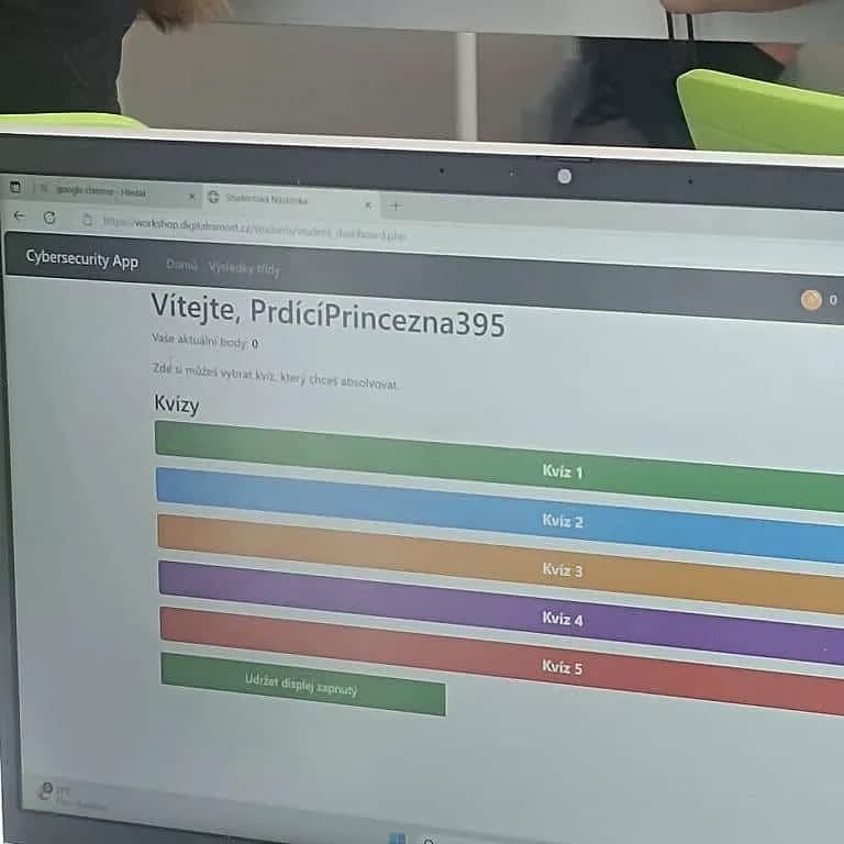 Fotografie z článku: Kyberšikana a AI