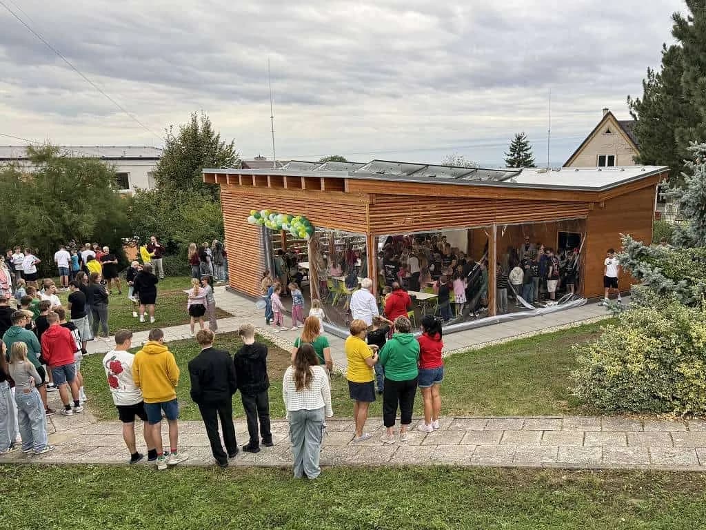 Fotografie z článku: Venkovní učebna otevřena