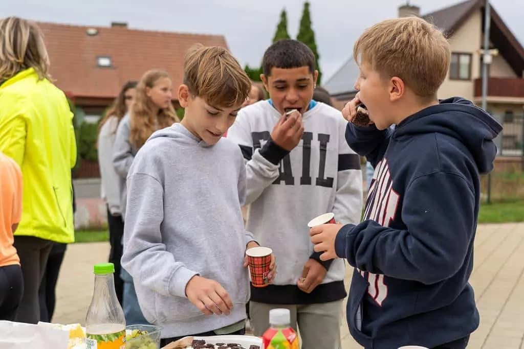 Fotografie z článku: Komunitní snídaně jako odměna za účast v projektu Pěšky do školy