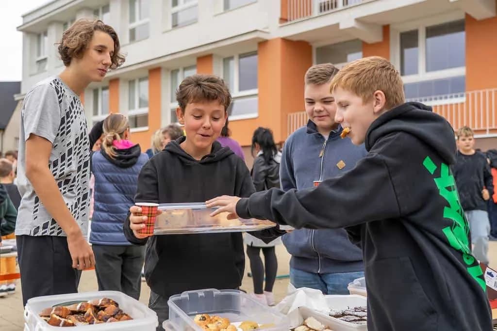 Fotografie z článku: Komunitní snídaně jako odměna za účast v projektu Pěšky do školy