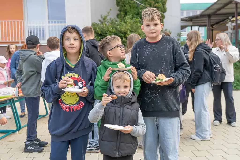 Fotografie z článku: Komunitní snídaně jako odměna za účast v projektu Pěšky do školy