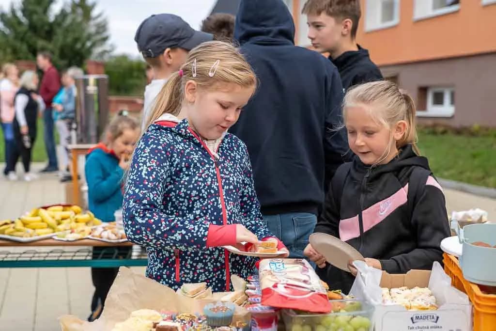 Fotografie z článku: Komunitní snídaně jako odměna za účast v projektu Pěšky do školy