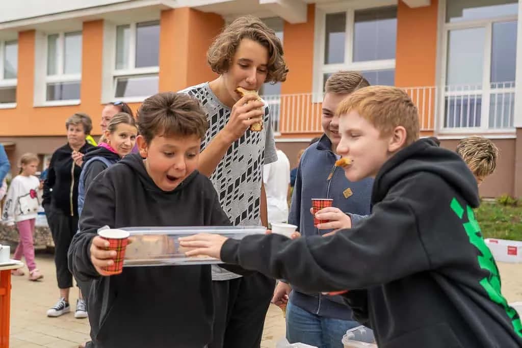 Fotografie z článku: Komunitní snídaně jako odměna za účast v projektu Pěšky do školy