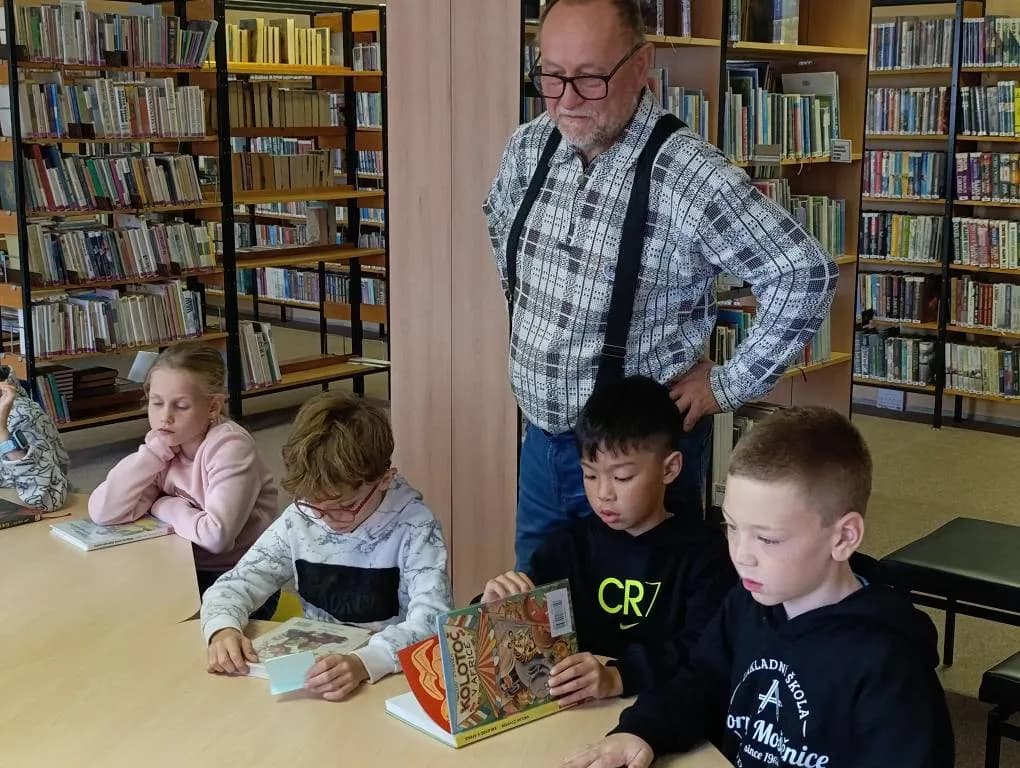 Fotografie z článku: Druháci v knihovně