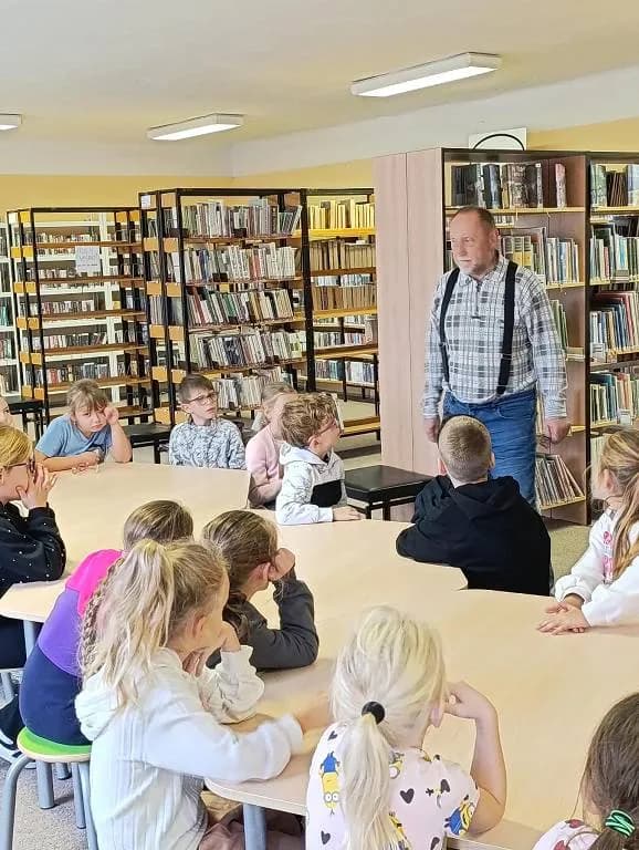 Fotografie z článku: Druháci v knihovně