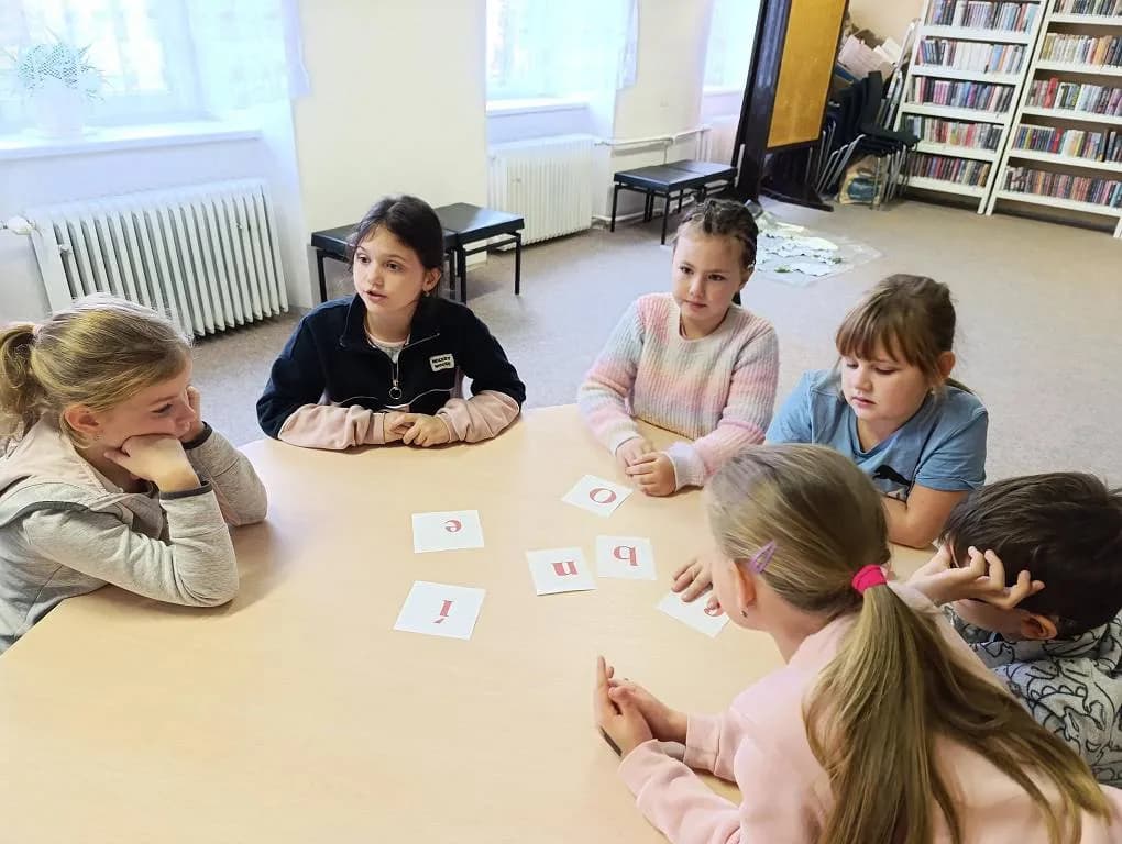 Fotografie z článku: Druháci v knihovně