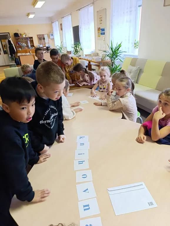 Fotografie z článku: Druháci v knihovně