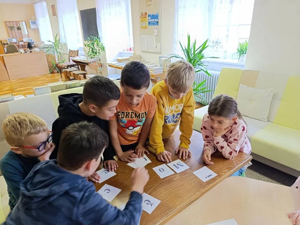Fotografie z článku: Druháci v knihovně
