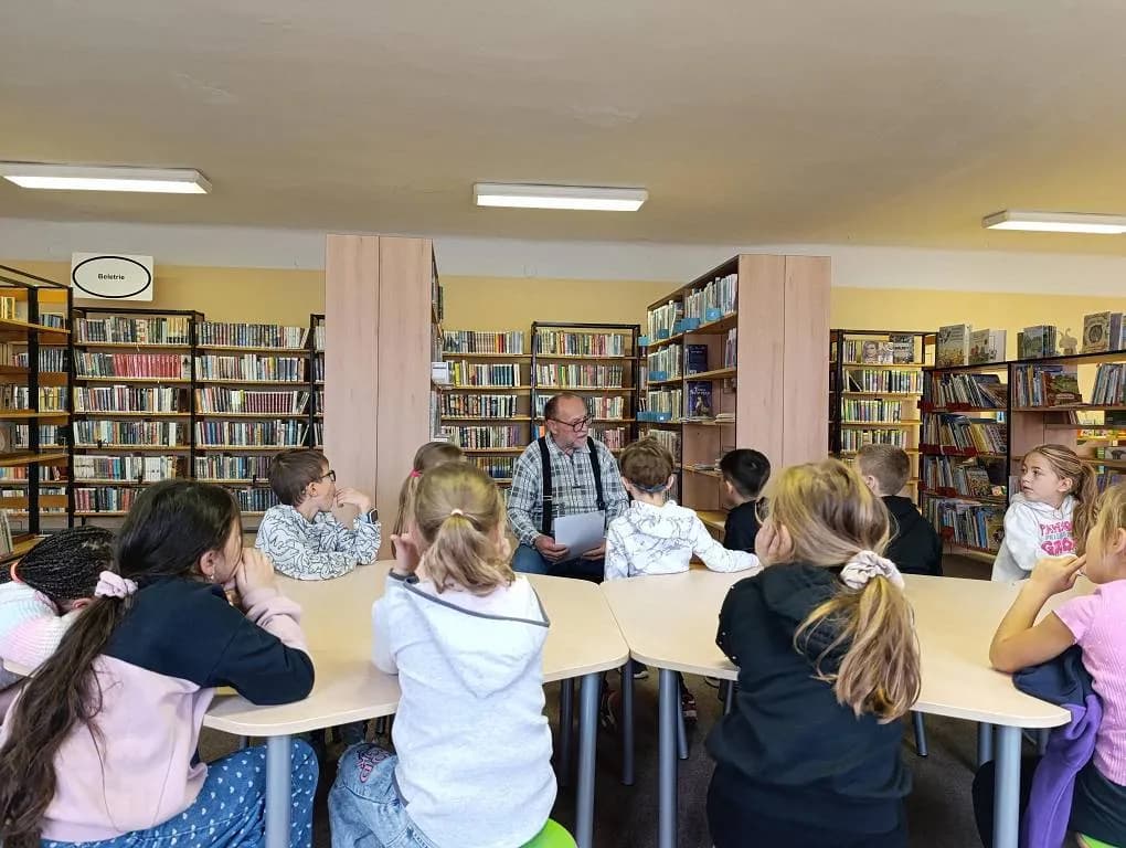 Fotografie z článku: Druháci v knihovně