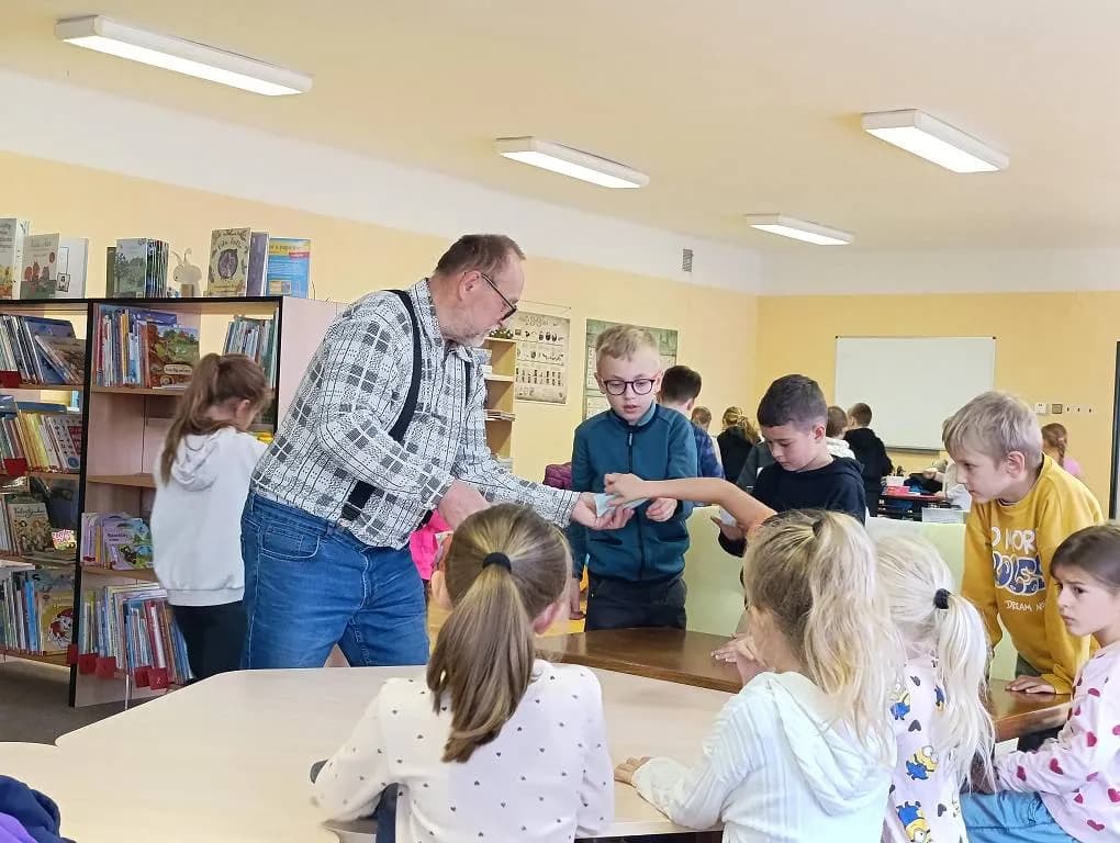 Fotografie z článku: Druháci v knihovně