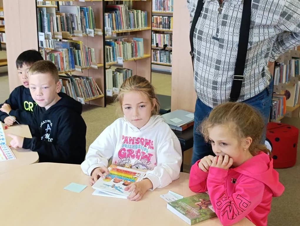 Fotografie z článku: Druháci v knihovně
