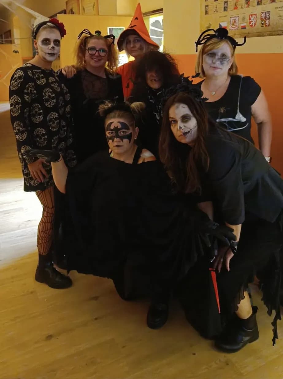 Fotografie z článku: 👻🎃🕷 HALLOWEENSKÝ REJ NA NAŠÍ ŠKOLE! 🕷🎃👻