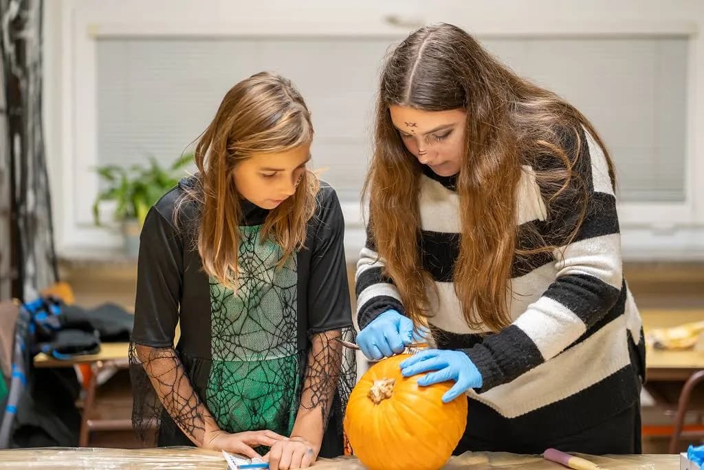 Fotografie z článku: 👻🎃🕷 HALLOWEENSKÝ REJ NA NAŠÍ ŠKOLE! 🕷🎃👻