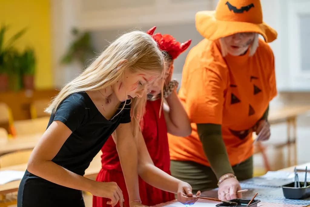 Fotografie z článku: 👻🎃🕷 HALLOWEENSKÝ REJ NA NAŠÍ ŠKOLE! 🕷🎃👻