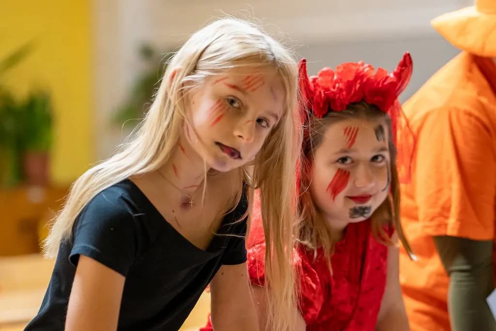 Fotografie z článku: 👻🎃🕷 HALLOWEENSKÝ REJ NA NAŠÍ ŠKOLE! 🕷🎃👻