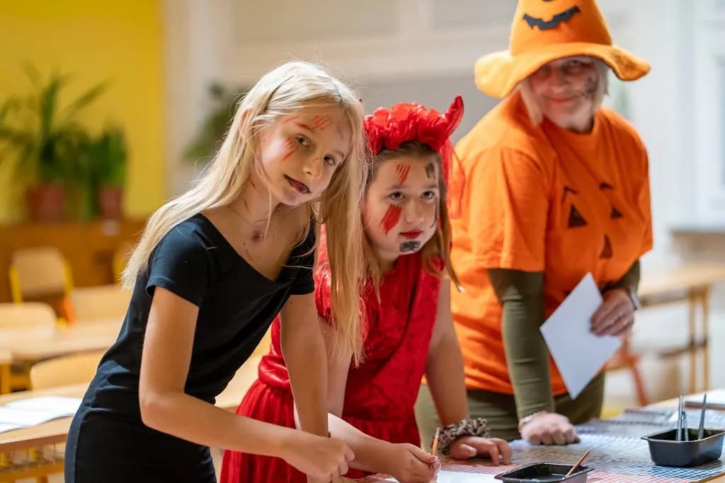 Fotografie z článku: 👻🎃🕷 HALLOWEENSKÝ REJ NA NAŠÍ ŠKOLE! 🕷🎃👻