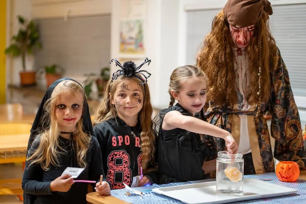 Fotografie z článku: 👻🎃🕷 HALLOWEENSKÝ REJ NA NAŠÍ ŠKOLE! 🕷🎃👻