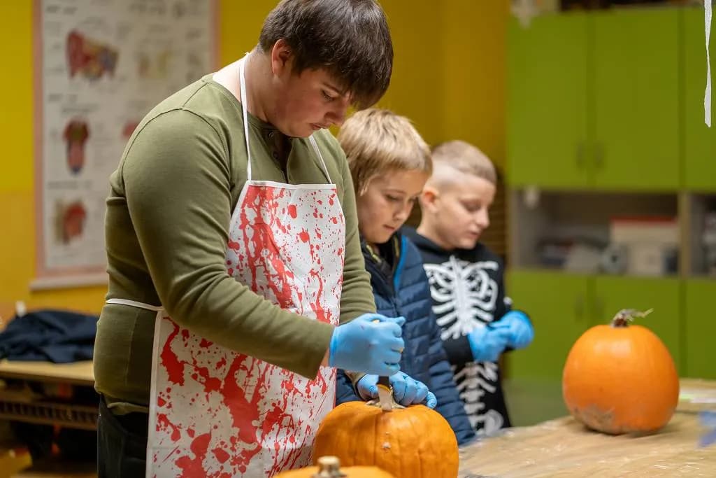Fotografie z článku: 👻🎃🕷 HALLOWEENSKÝ REJ NA NAŠÍ ŠKOLE! 🕷🎃👻