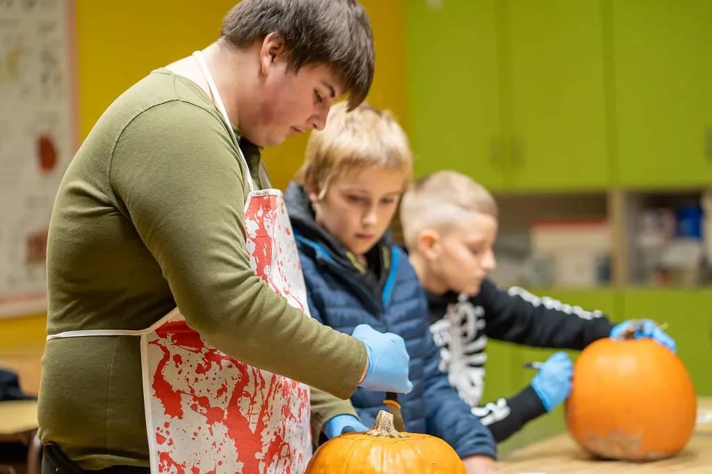 Fotografie z článku: 👻🎃🕷 HALLOWEENSKÝ REJ NA NAŠÍ ŠKOLE! 🕷🎃👻