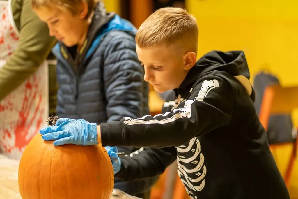 Fotografie z článku: 👻🎃🕷 HALLOWEENSKÝ REJ NA NAŠÍ ŠKOLE! 🕷🎃👻
