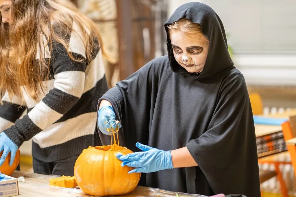 Fotografie z článku: 👻🎃🕷 HALLOWEENSKÝ REJ NA NAŠÍ ŠKOLE! 🕷🎃👻