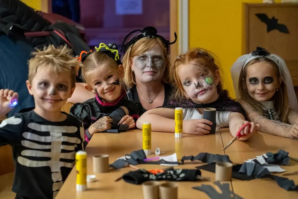 Fotografie z článku: 👻🎃🕷 HALLOWEENSKÝ REJ NA NAŠÍ ŠKOLE! 🕷🎃👻