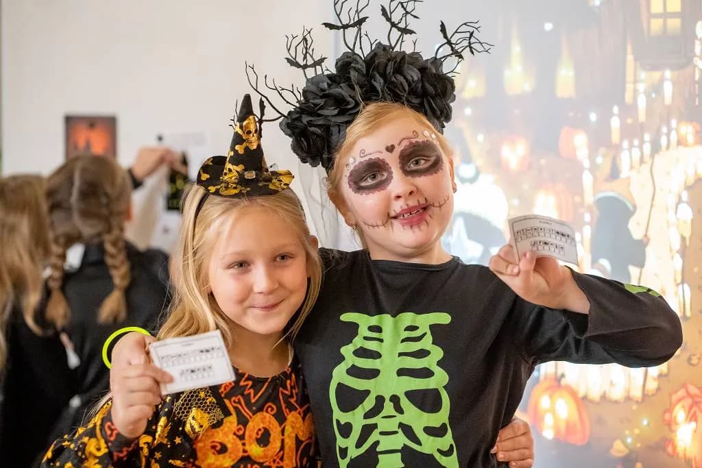 Fotografie z článku: 👻🎃🕷 HALLOWEENSKÝ REJ NA NAŠÍ ŠKOLE! 🕷🎃👻