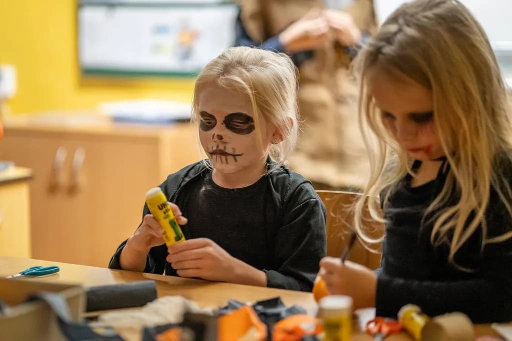 Fotografie z článku: 👻🎃🕷 HALLOWEENSKÝ REJ NA NAŠÍ ŠKOLE! 🕷🎃👻