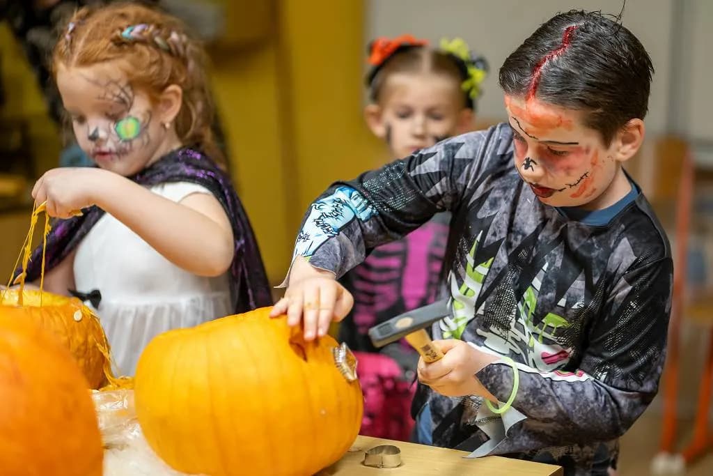 Fotografie z článku: 👻🎃🕷 HALLOWEENSKÝ REJ NA NAŠÍ ŠKOLE! 🕷🎃👻