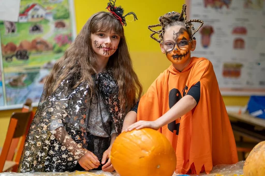 Fotografie z článku: 👻🎃🕷 HALLOWEENSKÝ REJ NA NAŠÍ ŠKOLE! 🕷🎃👻