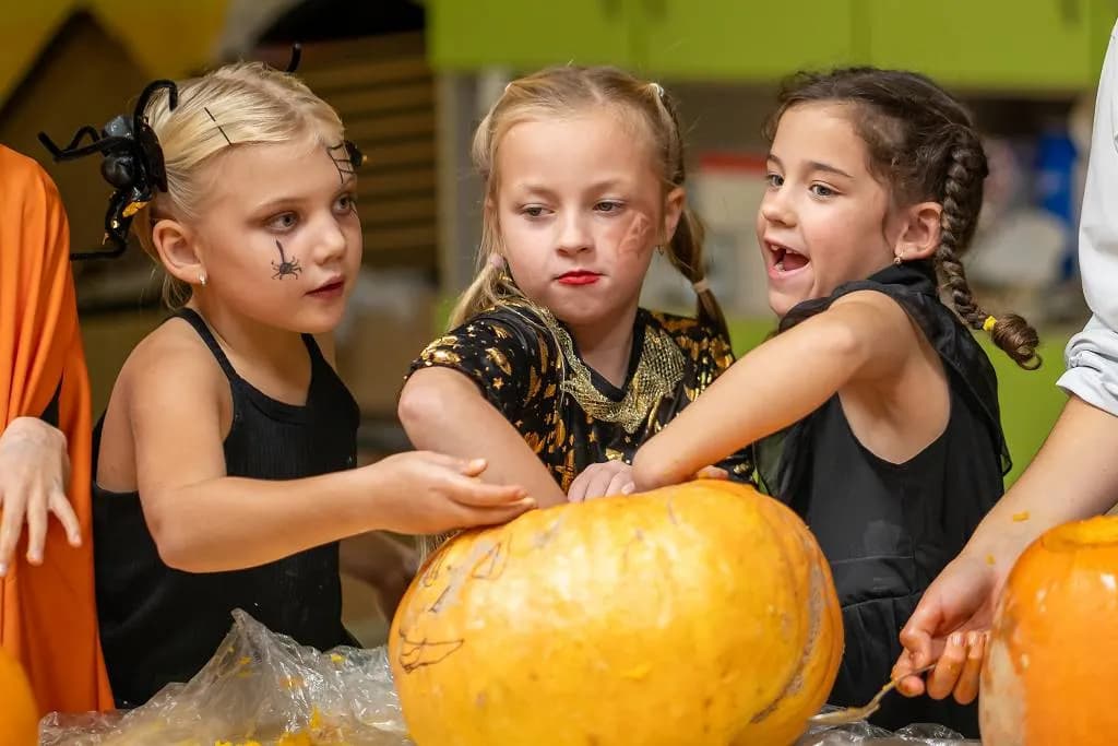 Fotografie z článku: 👻🎃🕷 HALLOWEENSKÝ REJ NA NAŠÍ ŠKOLE! 🕷🎃👻