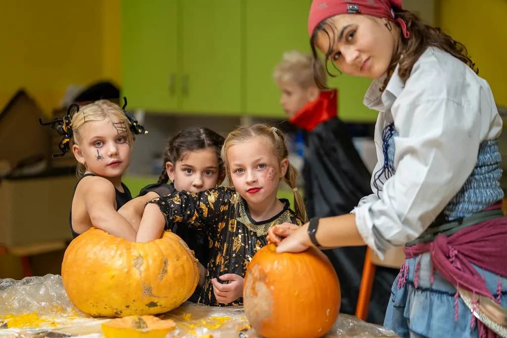 Fotografie z článku: 👻🎃🕷 HALLOWEENSKÝ REJ NA NAŠÍ ŠKOLE! 🕷🎃👻
