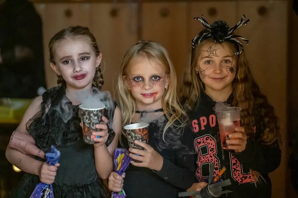 Fotografie z článku: 👻🎃🕷 HALLOWEENSKÝ REJ NA NAŠÍ ŠKOLE! 🕷🎃👻