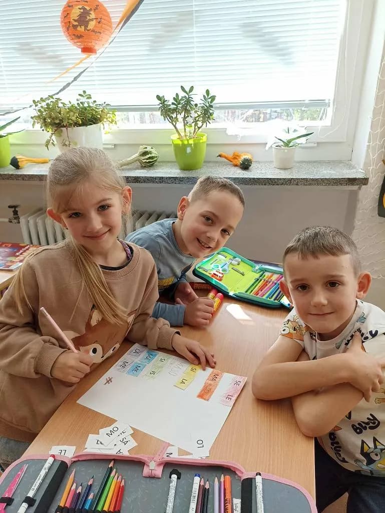 Fotografie z článku: Prvňáčci si hrají s písmenky