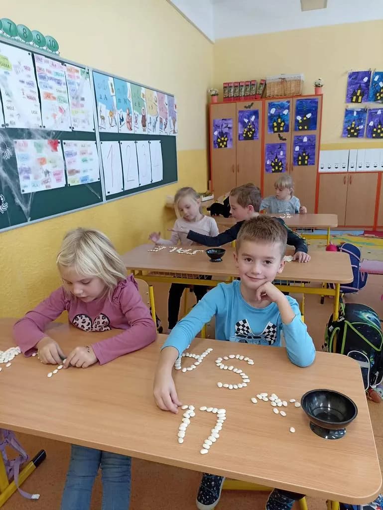 Fotografie z článku: Prvňáčci si hrají s písmenky