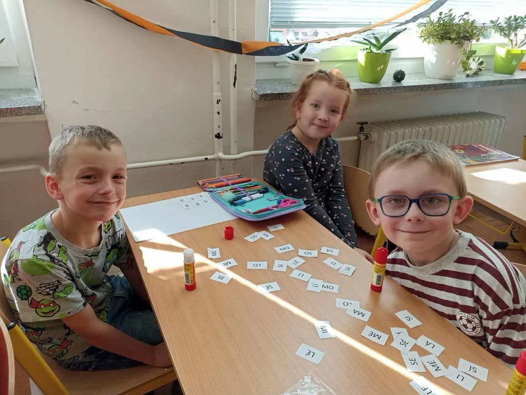 Fotografie z článku: Prvňáčci si hrají s písmenky