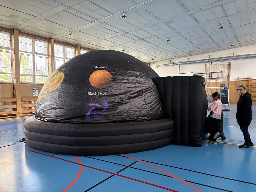 Fotografie z článku: Mobilní planetárium