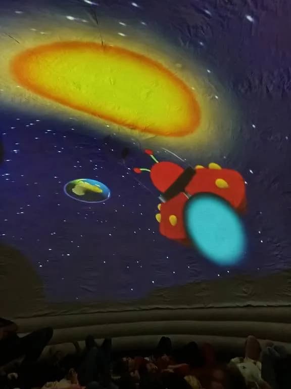 Fotografie z článku: Mobilní planetárium