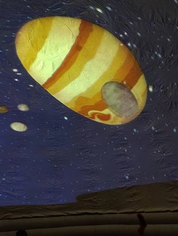 Fotografie z článku: Mobilní planetárium