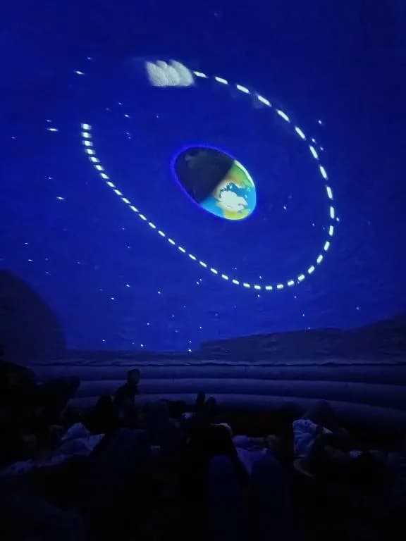 Fotografie z článku: Mobilní planetárium