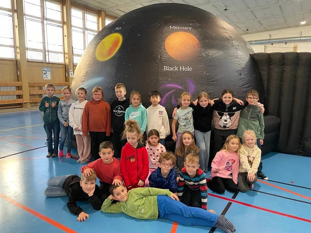 Fotografie z článku: Mobilní planetárium