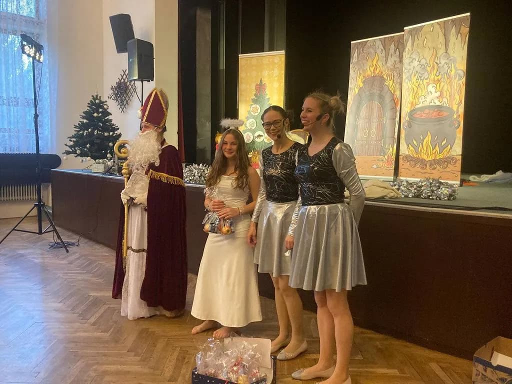Fotografie z článku: Vánoční představení s Pomněnkou, Rubínkou a hafínkem Culínkem