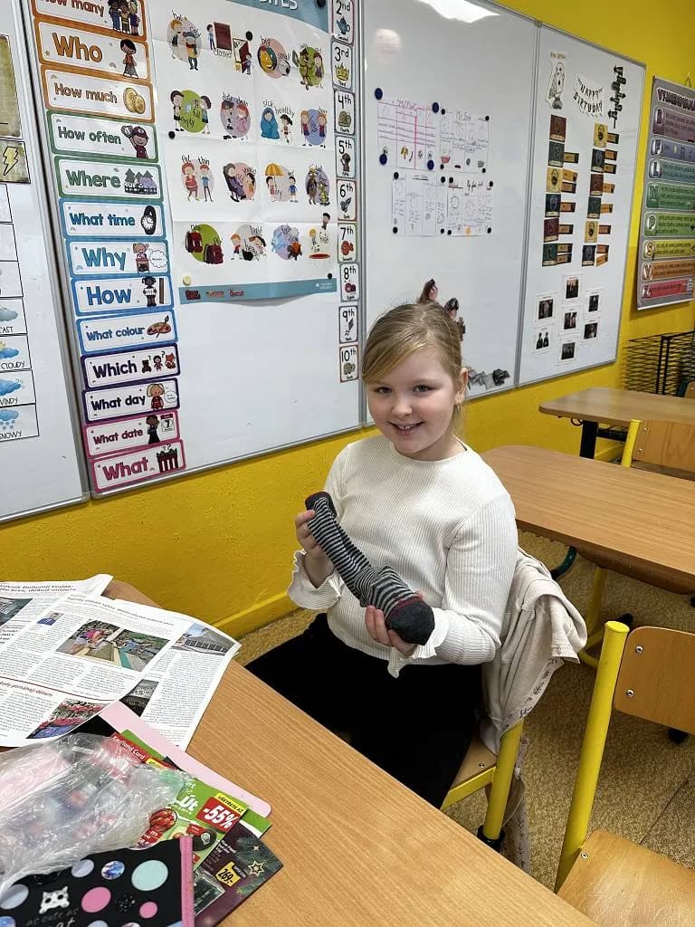 Fotografie z článku: III. A tvořila hračky z recyklovaných materiálů ♻️