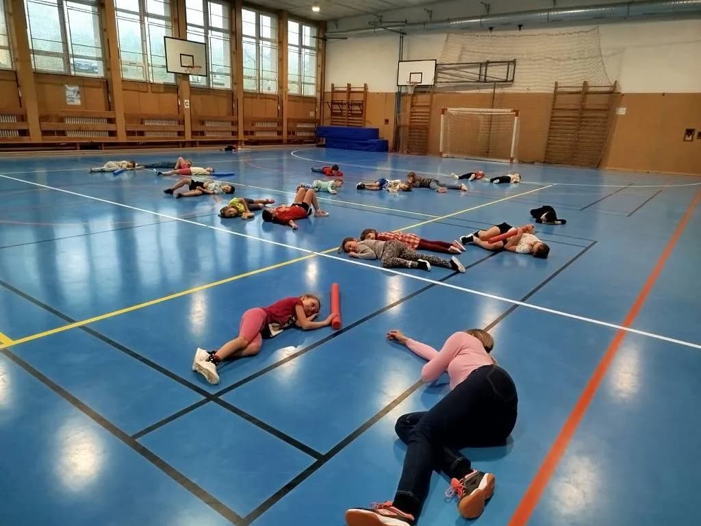 Fotografie z článku: Společná hodina tělesné výchovy II. A a MŠ Včeličky