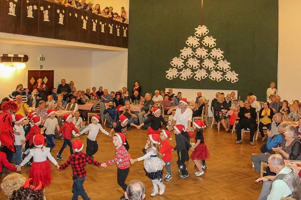 Fotografie z článku: Vystoupení dětí pro babičky a dědečky