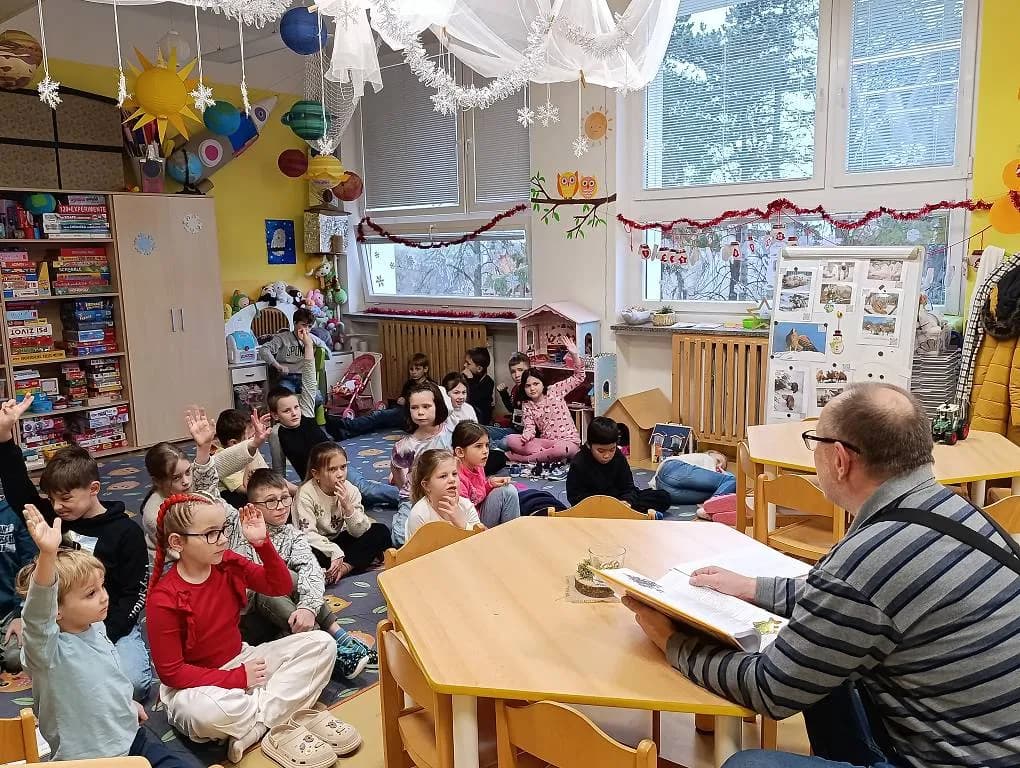 Fotografie z článku: Vánoční návštěva pana knihovníka Surého ve školní družině