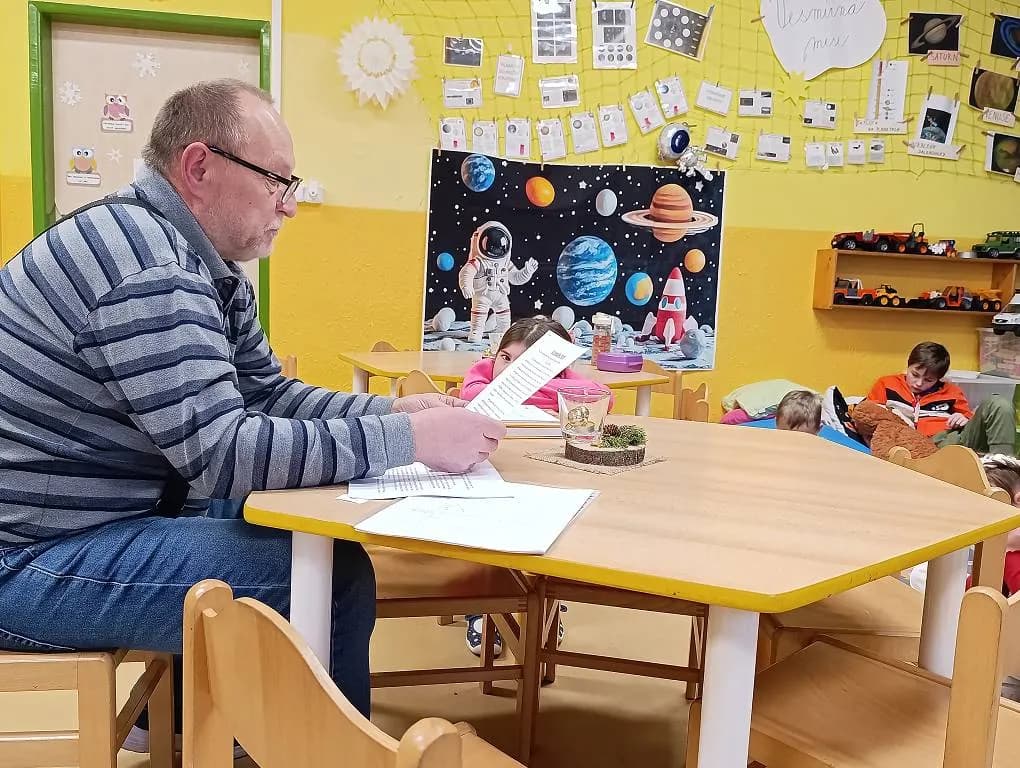 Fotografie z článku: Vánoční návštěva pana knihovníka Surého ve školní družině