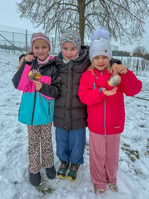 Fotografie z článku: Ledové ozdoby ve školní družině❄️