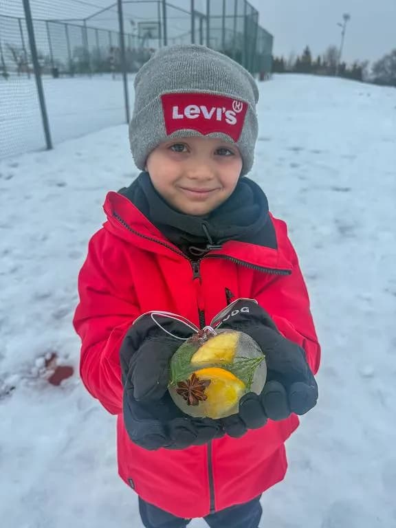 Fotografie z článku: Ledové ozdoby ve školní družině❄️