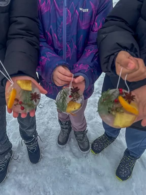 Fotografie z článku: Ledové ozdoby ve školní družině❄️